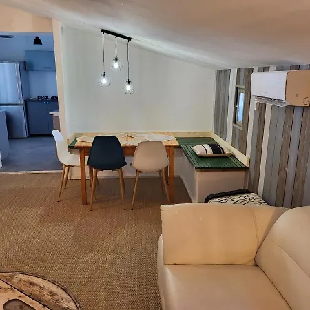 דירה Au 2eme Etage Terrasse 30m2 סן סיפריאן